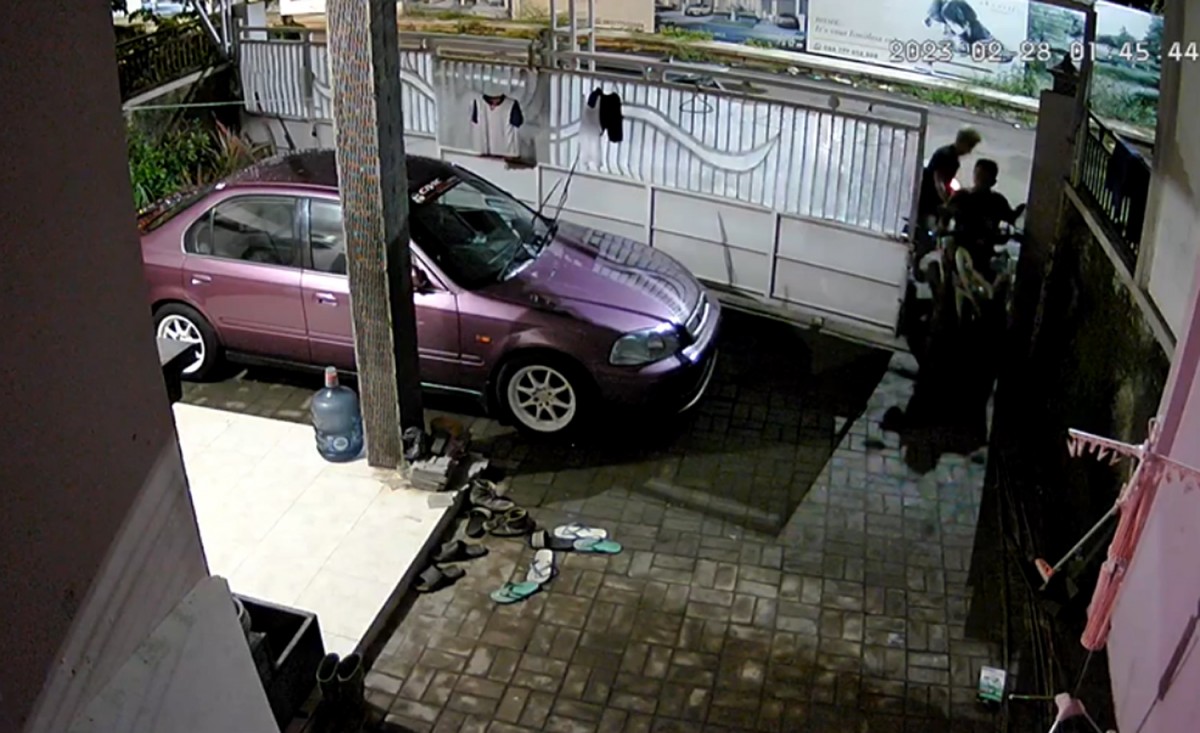 Aksi komplotan bandit curi dua motor di Buduran, Sidoarjo (Foto: Tangkapan layar video CCTV)