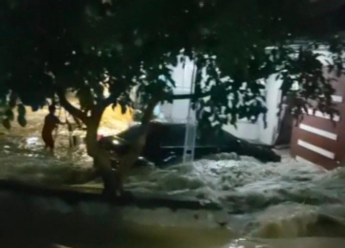 Banjir yang menerjang Perumahan De Naila Village Jalan Raya Mojosarirejo, Dusun Sumput, Desa Mojosarirejo, Kecamatan Driyorejo, Kabupaten Gresik (Foto: Tangkapan layar video yang beredar)