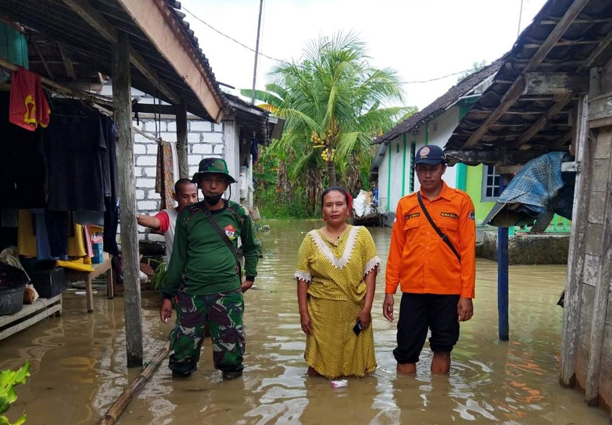 Banjir luapan anak sungai bengawan solo di Lamongan menggenangi pemukiman warga. (Foto : BPBD Lamongan for jatimnow.com)