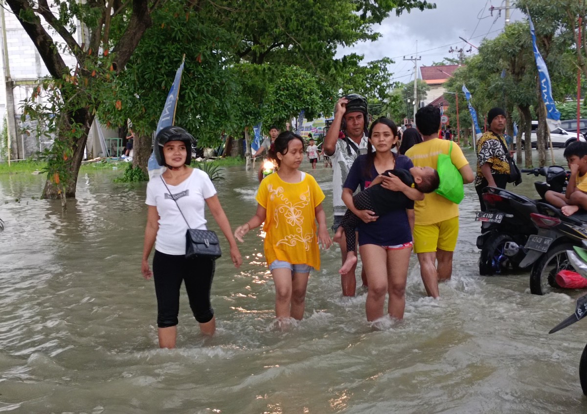 Banjir di wilayah Menganti, Gresik (Foto-foto: Rama Indra/jatimnow.com)