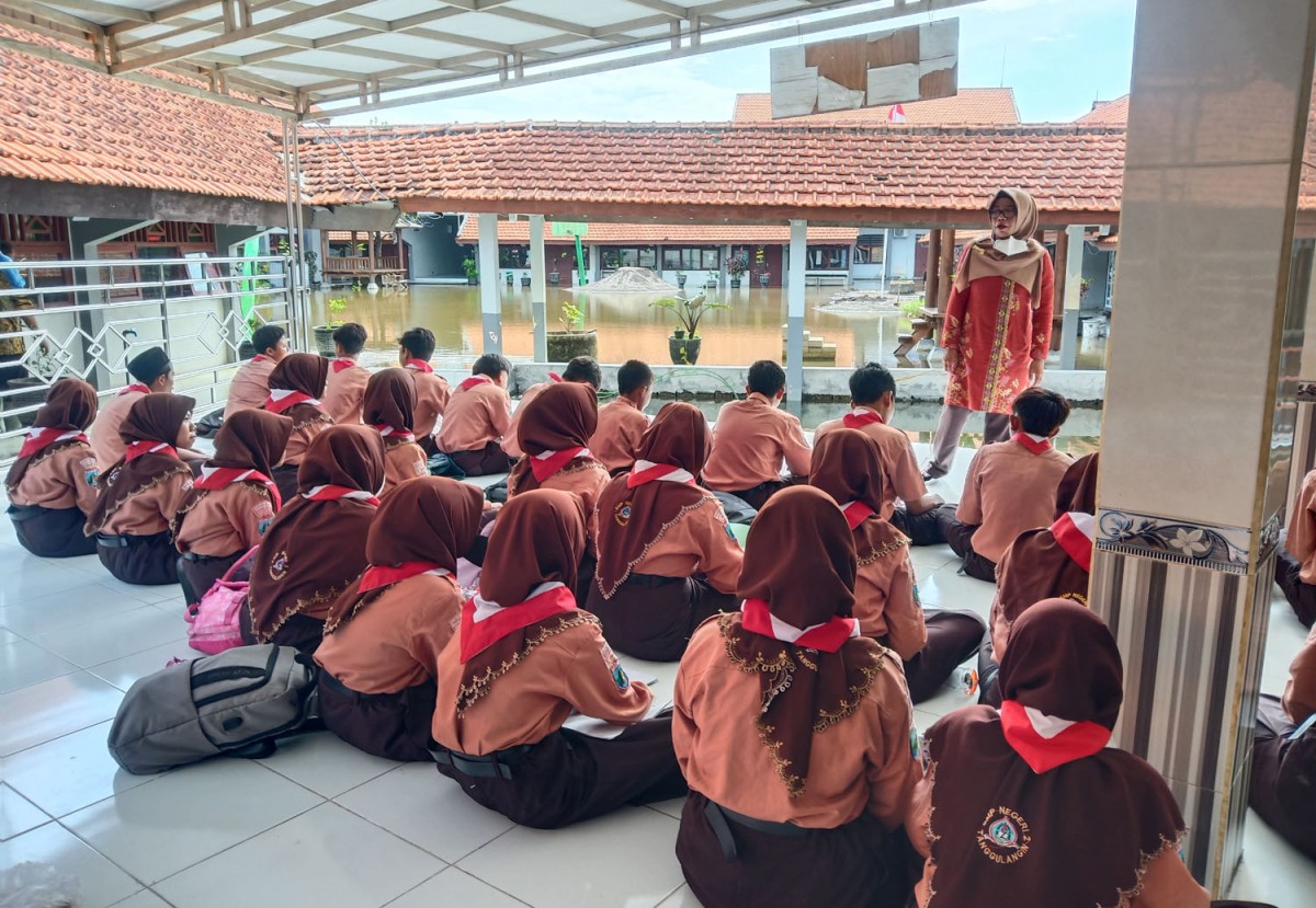 Potret aktivitas belajar mengajar SMPN 2 Tanggulangin, Sidoarjo di masjid akibat banjir yang tak kunjung surut (Foto-foto: Zainul Fajar/jatimnow.com)