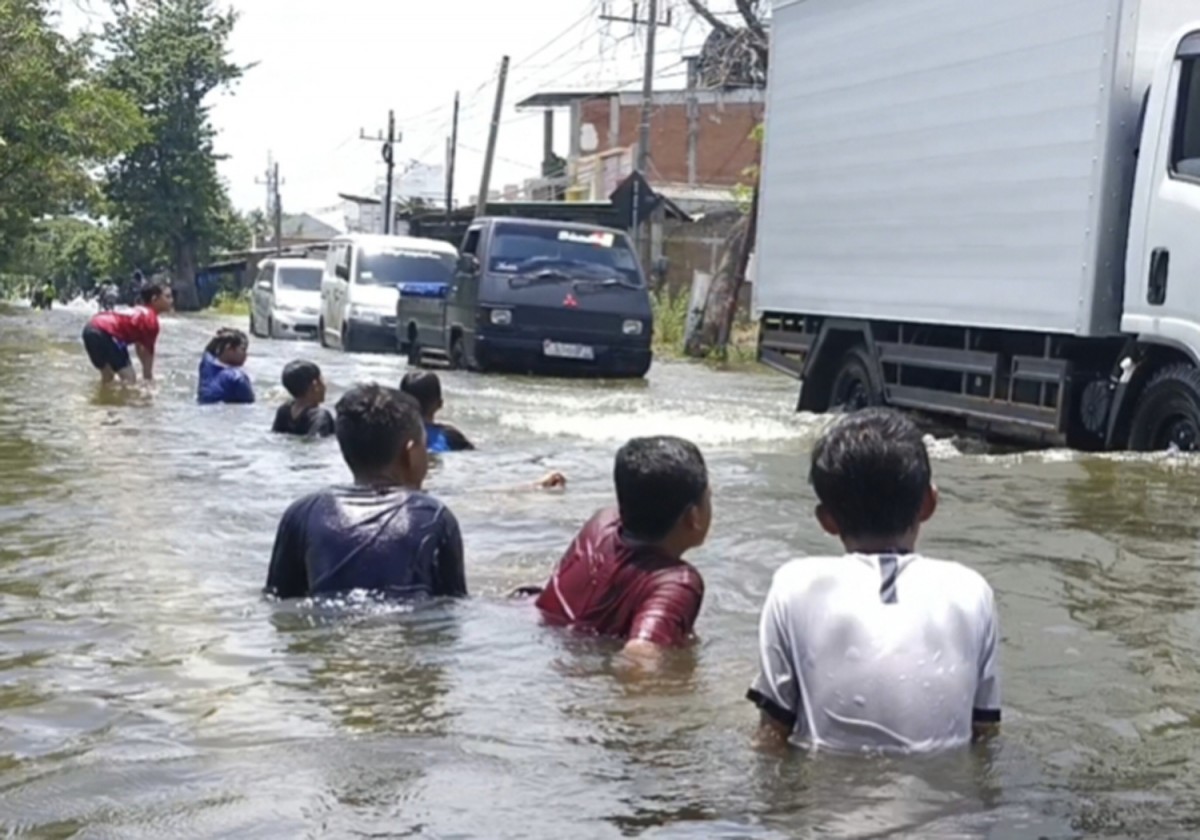 Keseruan Anak-anak Berenang saat Jalan Raya Morowudi, Gresik Terendam Banjir