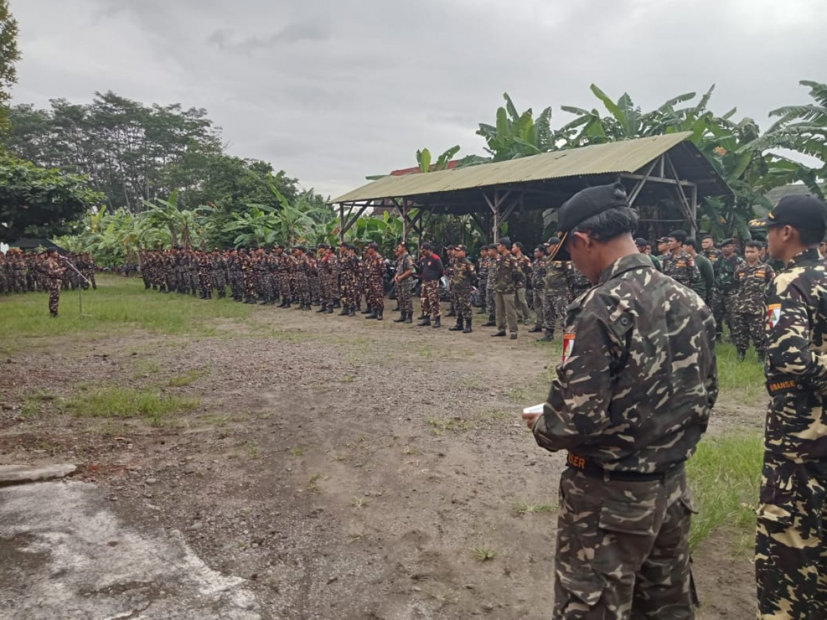 Apel anggota Banser yang hendak berangkat ke Sidoarjo. (foto: Bramanta Pamungkas/jatimnow.com)
