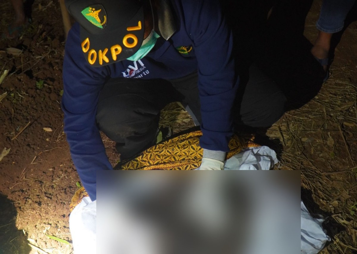 Proses evakuasi jenazah bayi di Madiun yang dibakar ibunya (Foto: Satreskrim Polres Madiun)