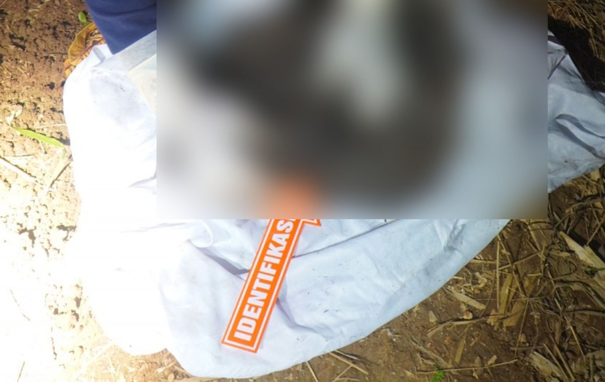 Evakuasi bayi dibakar di Madiun (Foto: Satreskrim Polres Madiun)