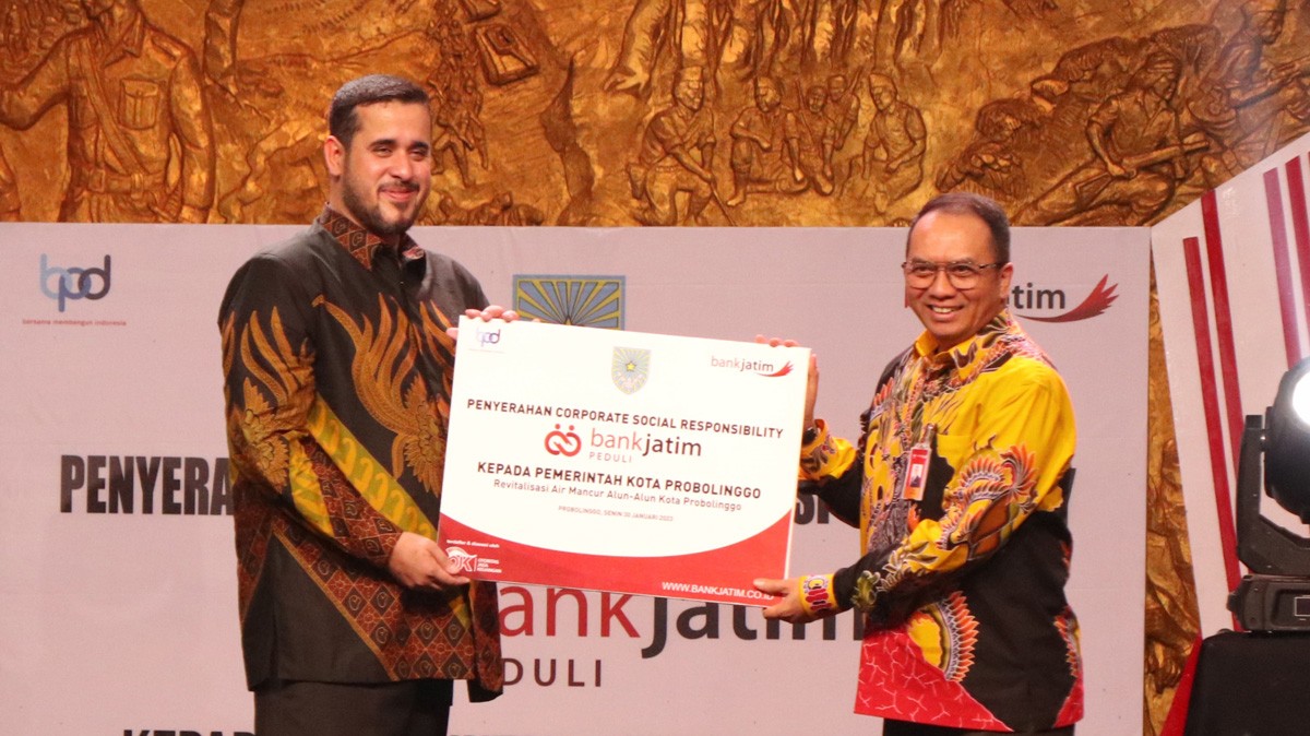 Direktur Keuangan, Tresuri & Global Service bankjatim Edi Masrianto saat menyerahkan CSR kepada Walikota Probolinggo Habib Hadi Zainal Abidin (kiri). (foto: bankjatim for jatimnow.com)