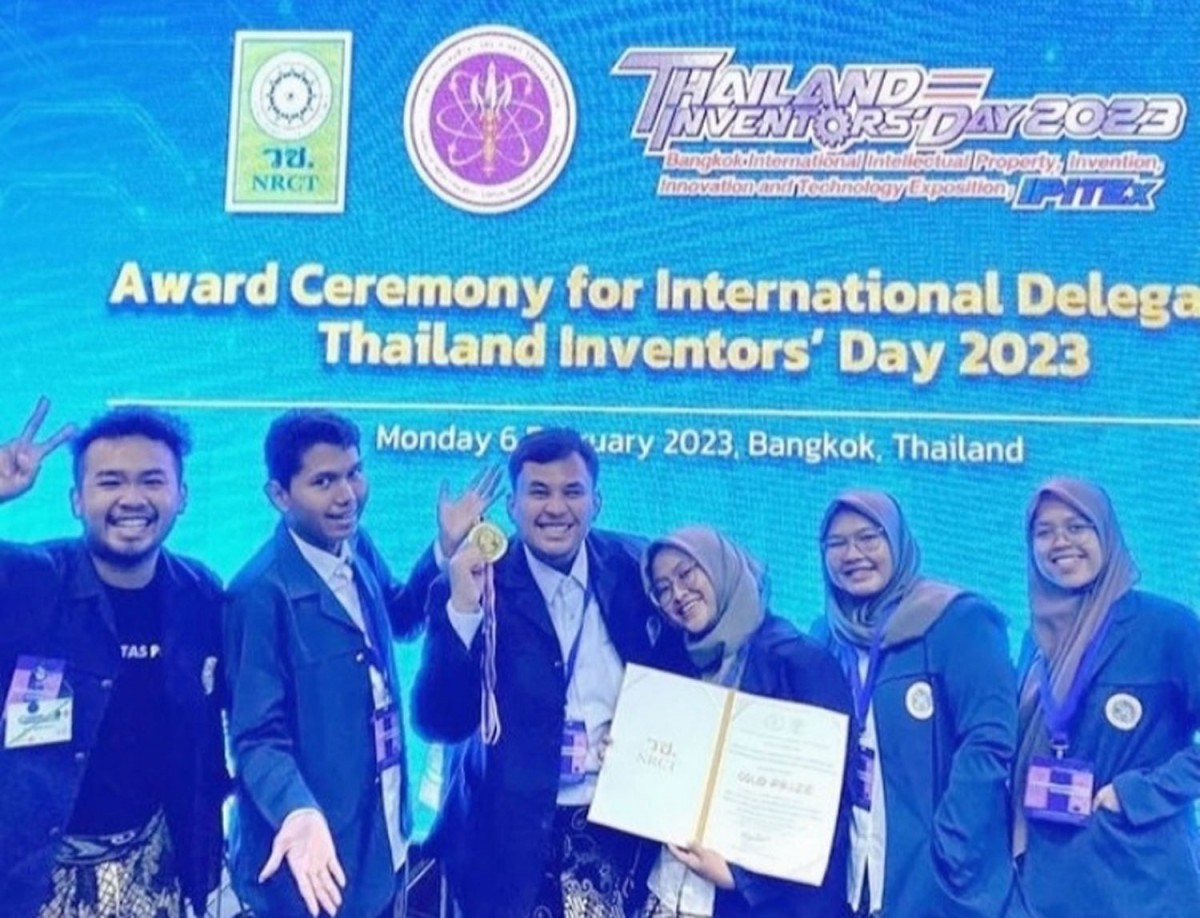 Enam mahasiswa Unair pencipta brem berbahan kulit durian (Foto-foto: Unair Surabaya for jatimnow.com)