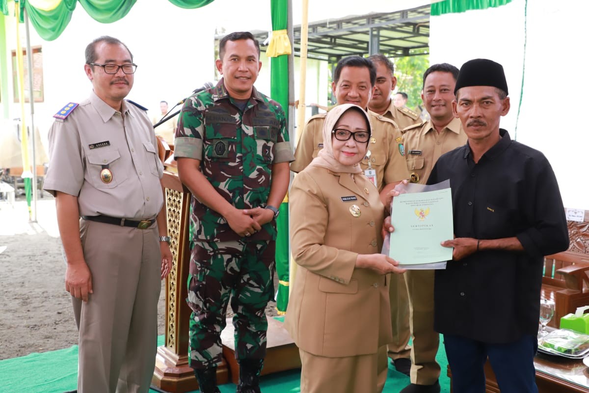 Bupati Mundjidah Serahkan Ribuan Sertifikat PTSL ke Warga Kebonagung Ploso