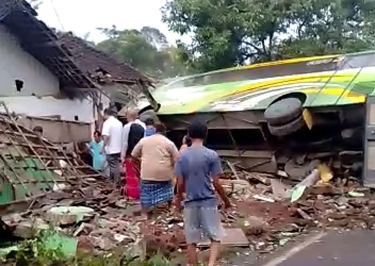 Dua Bus Pariwisata Kecelakaan Seruduk Rumah dan Musala di Pasuruan