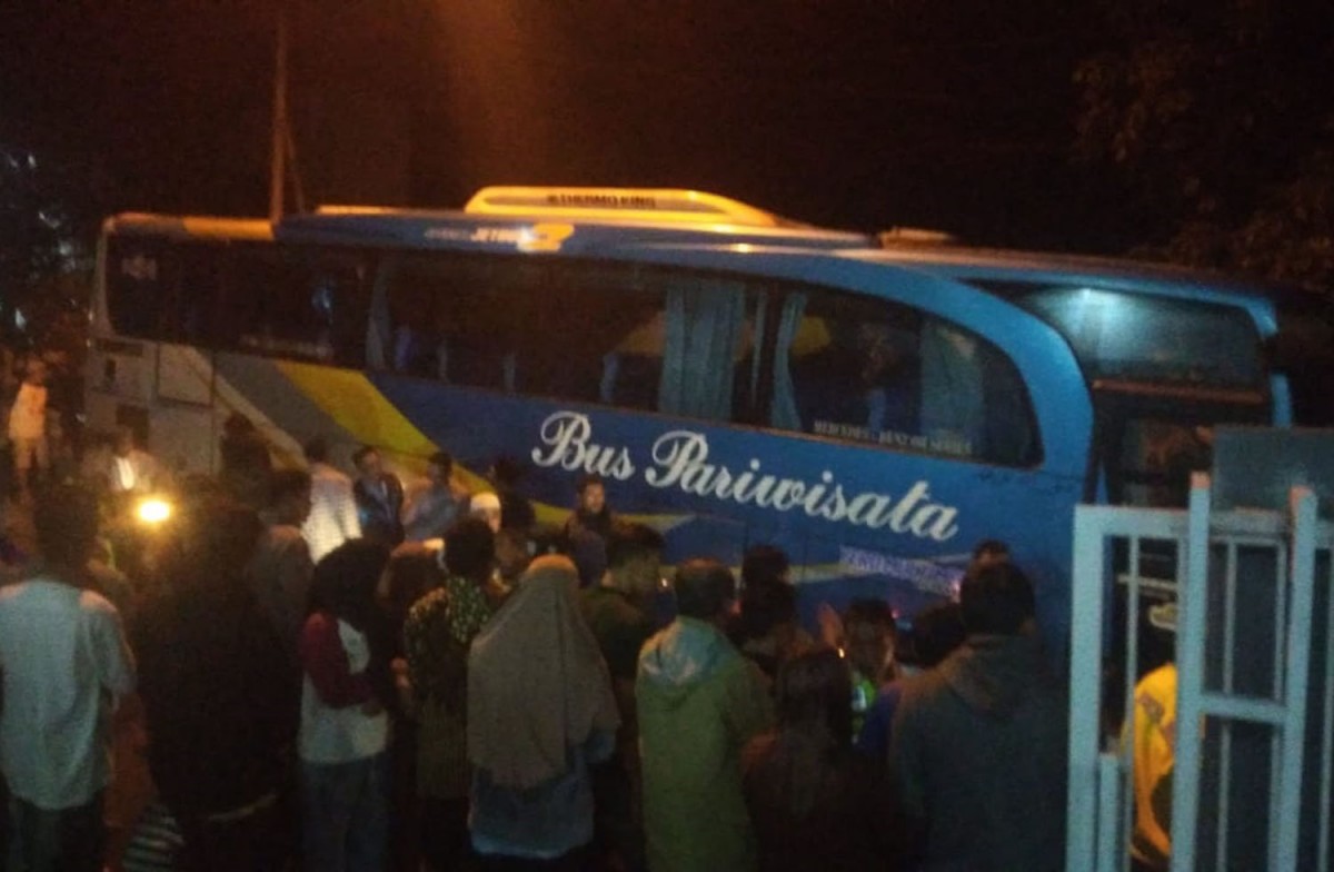 Satu dari dua bus pariwisata yang terlibat kecelakaan di Pasuruan (Foto: Sekdes Watuagung for jatimnow.com)