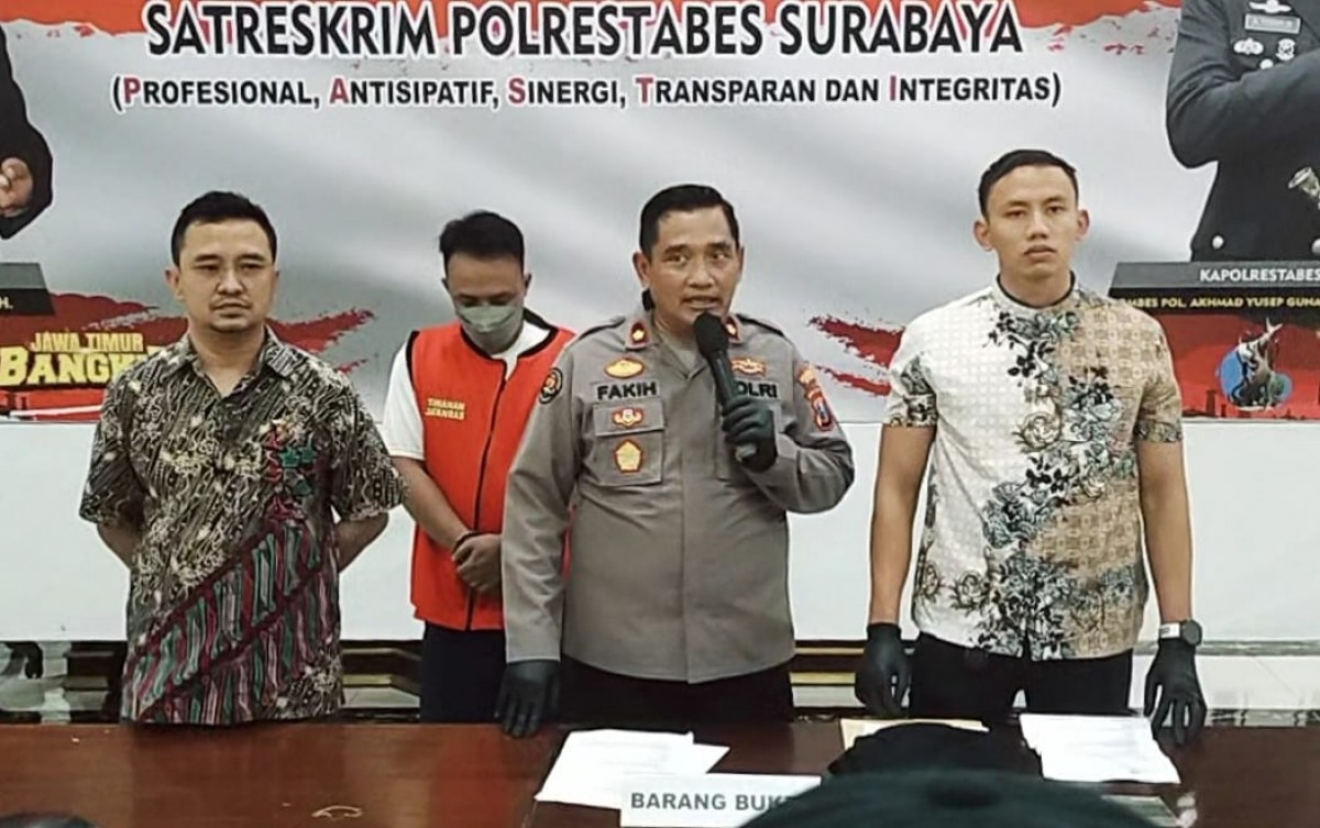Residivis curanmor yang beraksi di kampung tempat tinggal keluarga Presiden Jokowi saat rilis di Mapolrestabes Surabaya. (Foto: Farizal Tito/jatimnow.com)