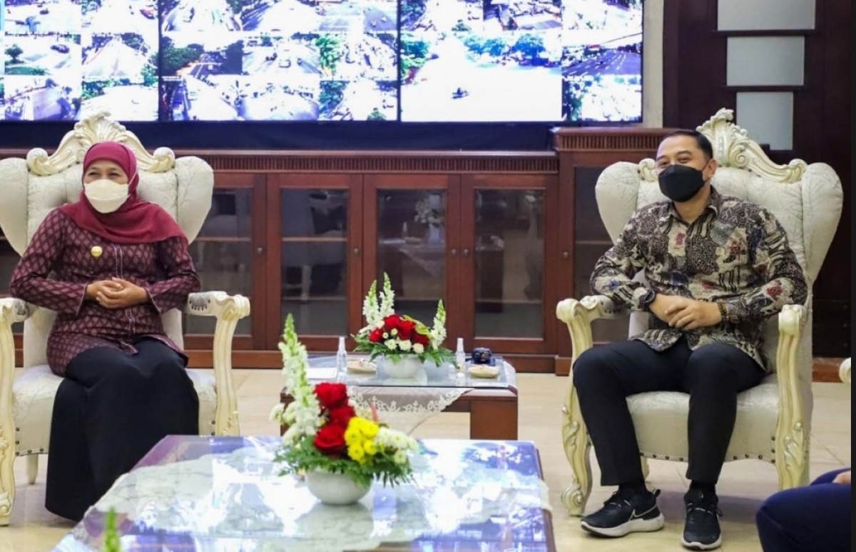 Wali Kota Surabaya Eri Cahyadi bersama Gubernur Jatim, Khofifah Indar Parawansa. (foto: dok jatimnow.com)