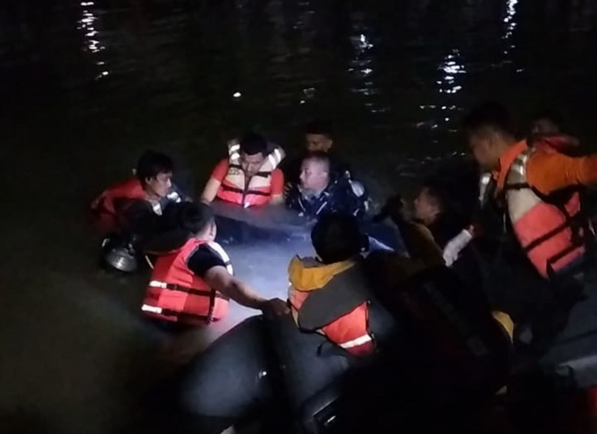 Evakuasi jenazah pencari kerang dari Sungai Kalimas Surabaya (Foto: BPBD Surabaya)