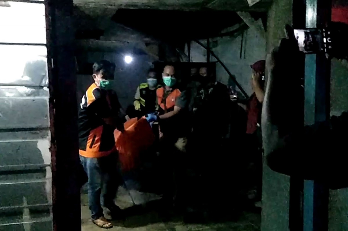 Evakuasi jenazah pria di Bojonegoro (Foto: Misbahul Munir/jatimnow.com)