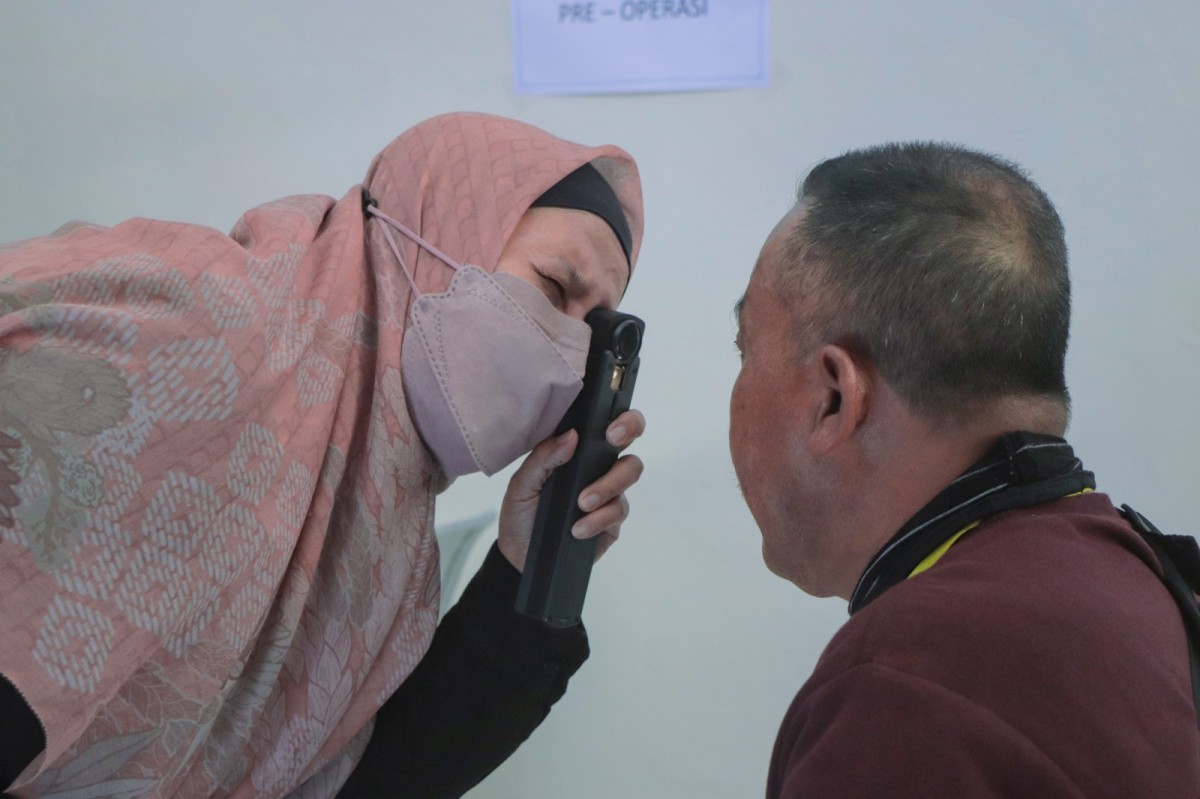 Cara dr. Uyik Unari Founder Eyelink Foundation Berantas Kebutaan di Bawean