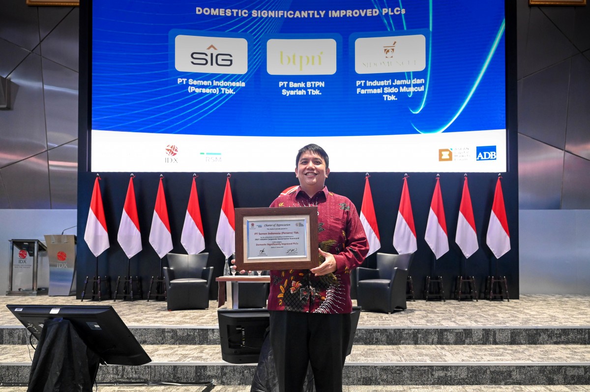SVP of Legal, Governance & Compliance SIG, Maralda H. Kairupan membawa piagam penghargaan ASEAN Corporate Governance Scorecard Tahun 2021, di Main Hall PT Bursa Efek Indonesia, Jakarta (Foto-foto: SIG)