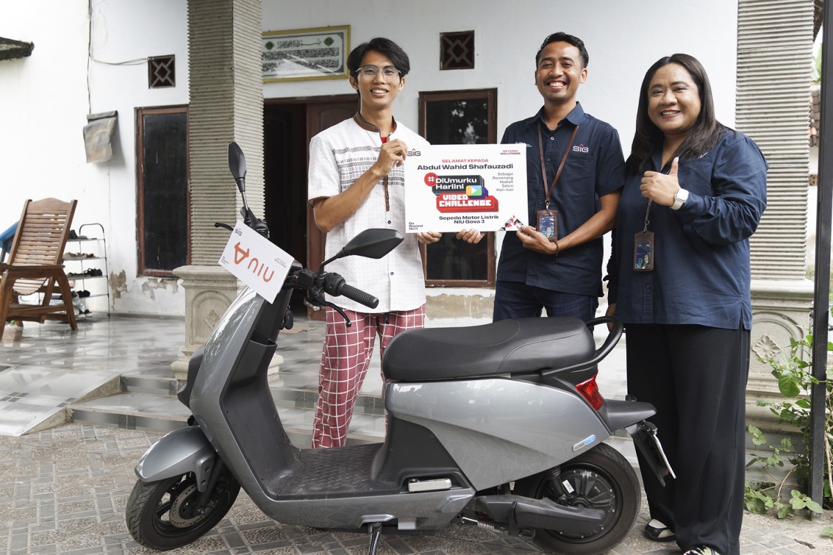 Firman Bahari (kedua kanan), Corporate Communication SIG menyerahkan hadiah Motor Listrik NIU Gova 03 kepada Abdul Wahid Shafauzadi, asal Situbondo, Jawa Timur (Foto-foto: SIG)