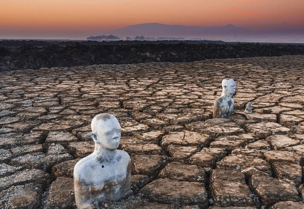 Patung di lumpur Lapindo (Instagram: @AdiMrizal)