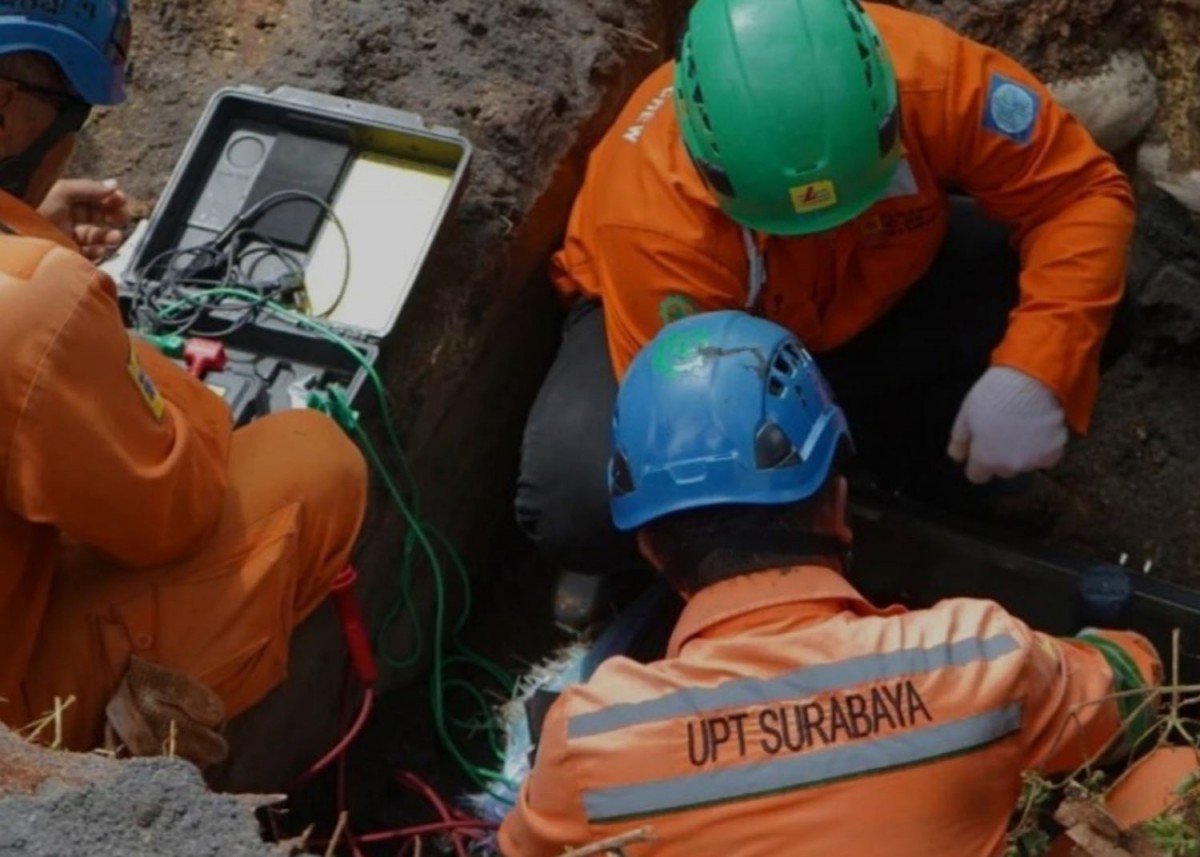 Atasi Gangguan Listrik Madura, PLN Susuri Jaringan SKTT di Jembatan Suramadu