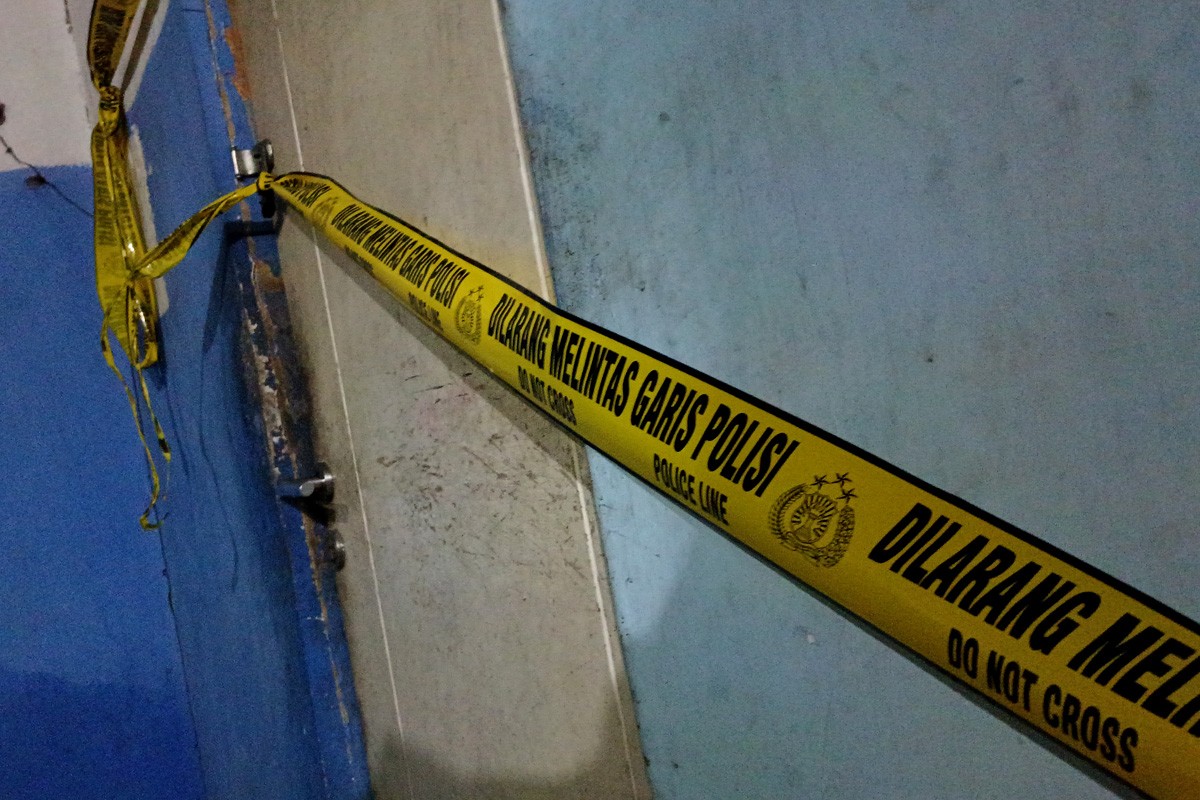 Lokasi dugaan pembunuhan di Simo Gunung Barat Tol yang sudah diberi garis polisi. (foto: Rama Indra/jatimnow.com)