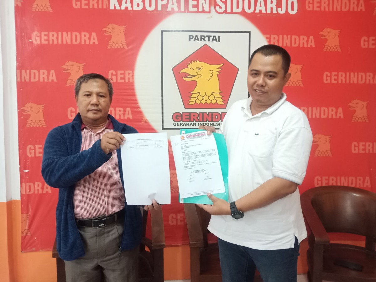 Sekretaris DPC Gerindra Sidoarjo Sujayadi (kanan) dan Ketua Fraksi Partai Gerindra DPRD Sidoarjo Anang Siswandoko saat menunjukkan bukti izin pemasangan baliho dan bendera partainua (Foto: Zainul Fajar/jatimnow.com)