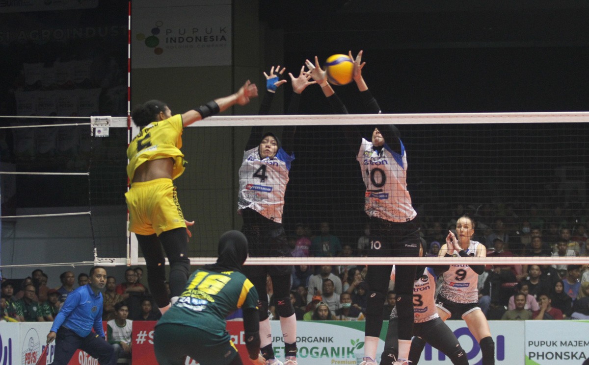 Pertandingan Gresik Petrokimia Pupuk Indonesia (kuning) saat menghadapi Jakarta Pertamina Fastron dalam lanjutan Proliga 2023. (foto: Sahlul Fahmi/jatimnow.com)