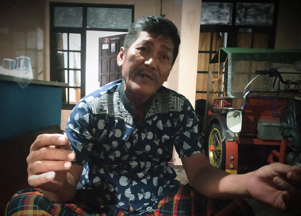 Gufron, tukang bacak di Lamongan yang rela tambal jalan berlubang demi putrinya saat di temui di kediamannya. (foto : Adyad Ammy Iffansah/jatimnow.com)