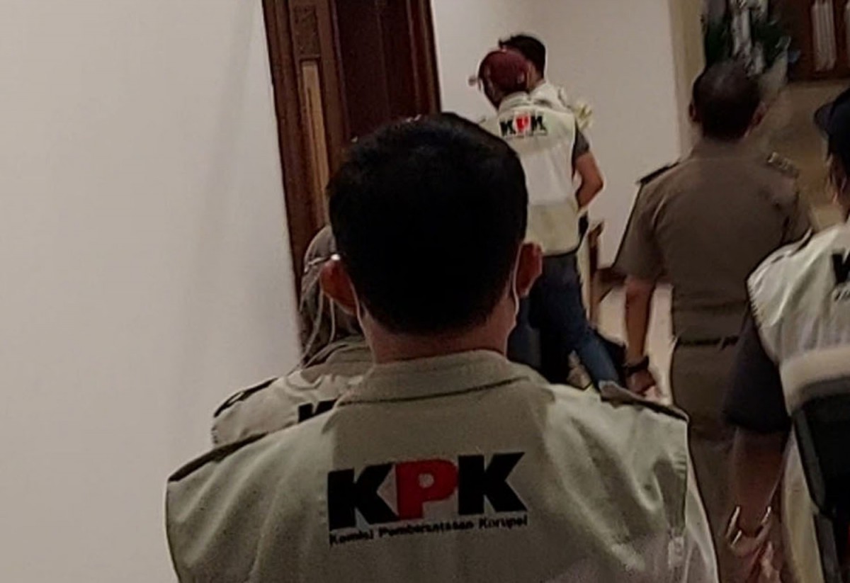 KPK saat melakukan kegiatan penggeledahan di Jawa Timur (Foto: Dok. jatimnow.com)