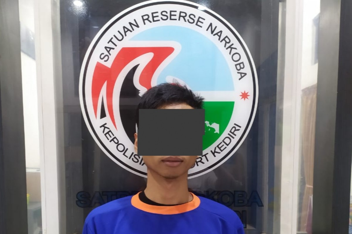 Gambleh saat diamankan di Polres Kediri. (Foto: Humas Polres Kediri/jatimnow.com)