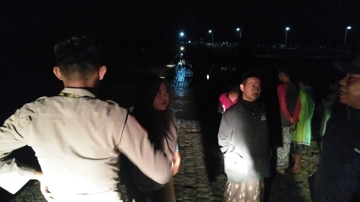 Polisi bersama warga di lokasi dam Sungai Konto. (Foto : Polsek Kandangan/jatimnow.com)