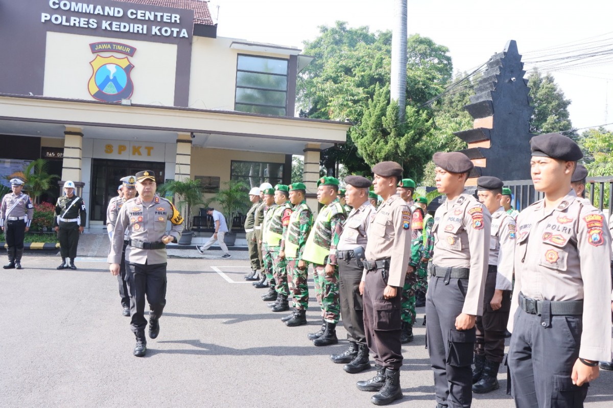 Kapolres Kediri Kota, AKBP Teddy Chandra memimpin apel gelar pasukan Operasi Keselamatan Semeru 2023 (Foto: Humas Polres Kediri Kota/jatimnow.com)