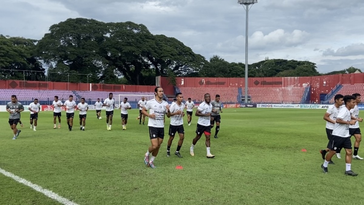 Pemain Bali United mencoba lapangan Stadion Brawijaya Kediri (Foto: Yanuar Dedy/jatimnow.com)