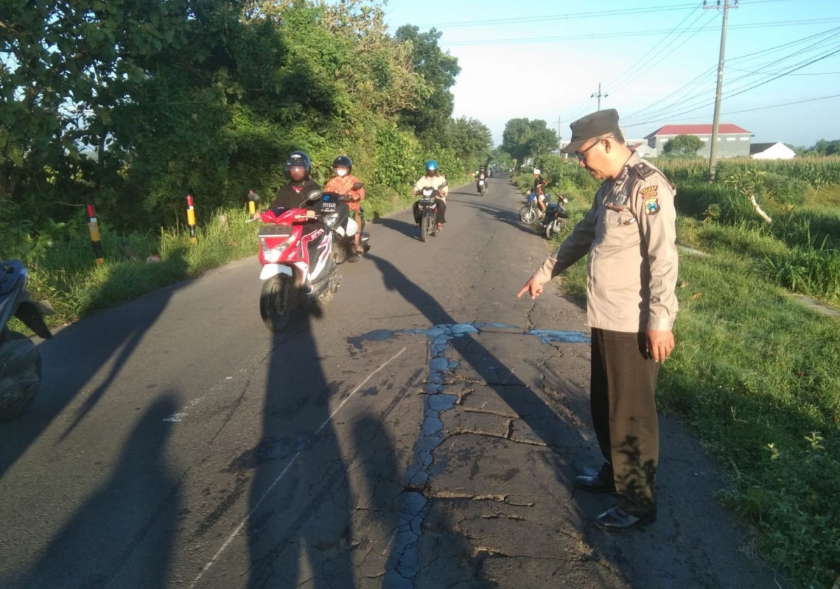 Polisi menunjuk TKP tewasnya pelajar SMP dalam kecelakaan di Jalan Raya Gurah-Plosoklaten, Kediri (Foto: Humas Polsek Gurah/jatimnow.com)
