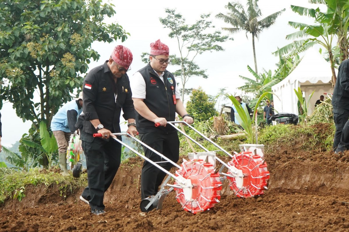 Menteri Pertanian Syahrul Yasin Limpo bersama Bupati Kediri Hanindhito Himawan Pramana (Mas Dhito) - (Foto: Humas Pemkab Kediri/jatimnow.com)
