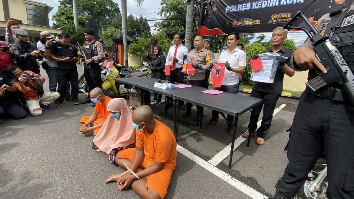 Tiga pelaku Curanmor saat press conference di halaman Polres Kediri Kota. (Foto: Yanuar Dedy/jatimnow.com)