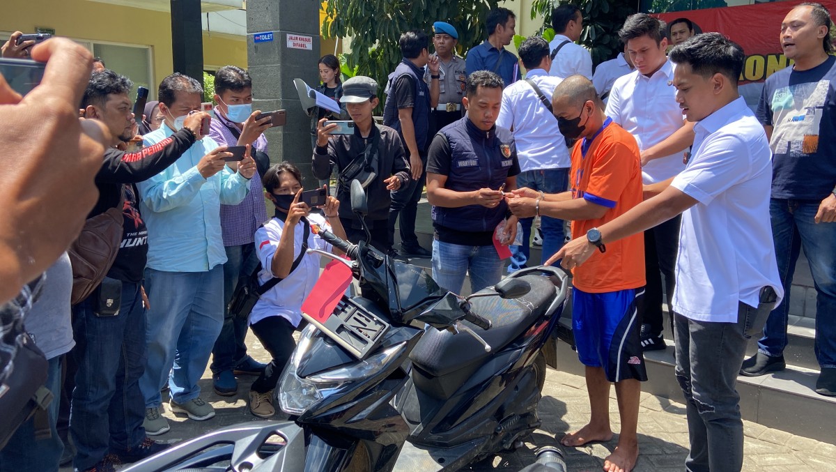 Syafaat memperagakan aksinya saat rilis di Polres Kediri. (Foto: Yanuar Dedy/jatimnow.com)