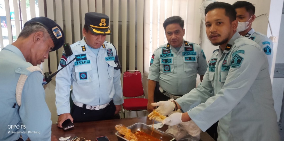 Petugas Lapas Kelas I Malang ketika menggagalkan penyelundupan narkoba lewat sayur tempe lodeh. (Foto: Lapas Kelas I Malang)