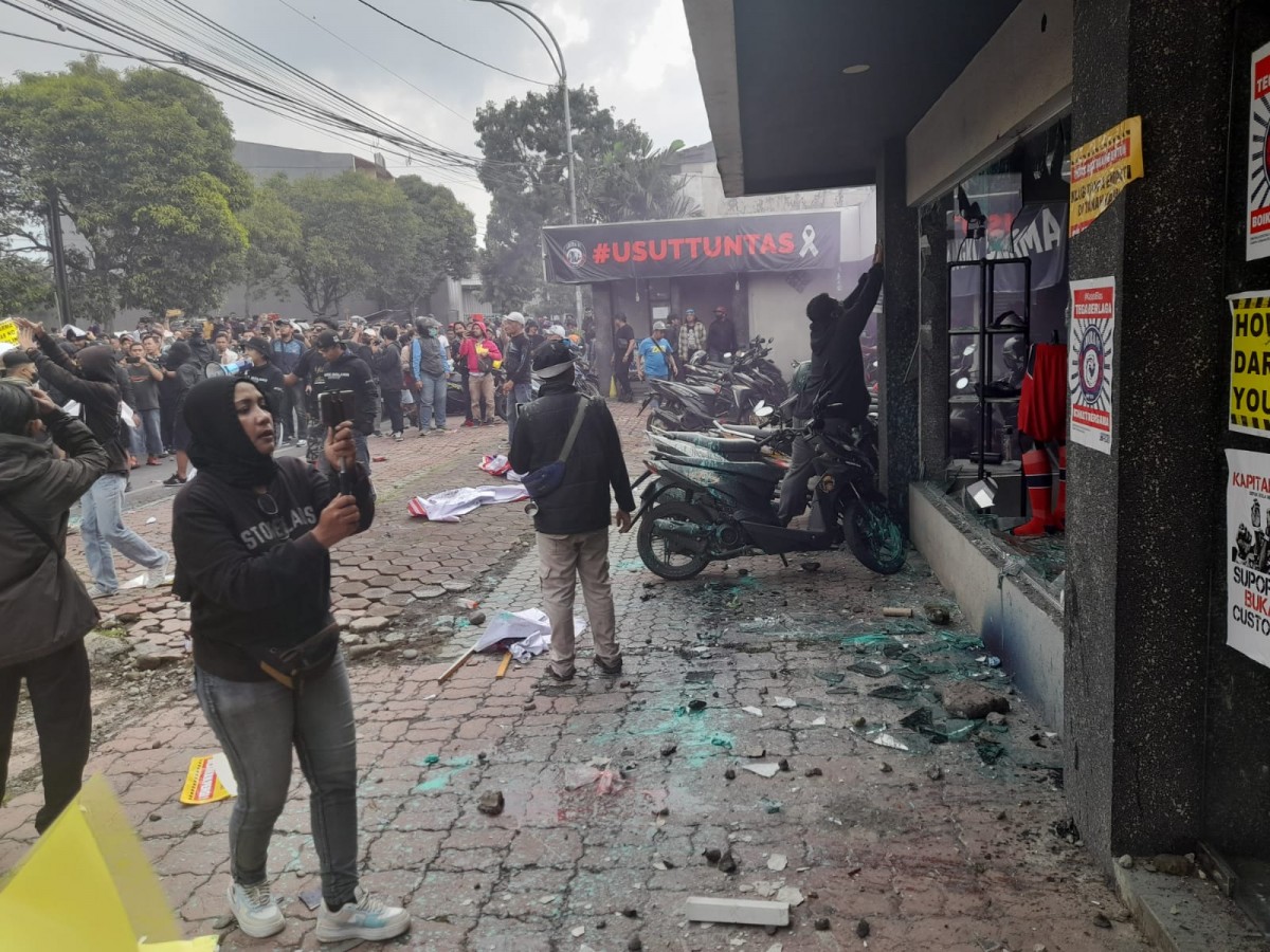 Kericuhan aksi demo di Kantor Arema beberapa waktu lalu. (Foto: Galih Rakasiwi/jatimnow.com)