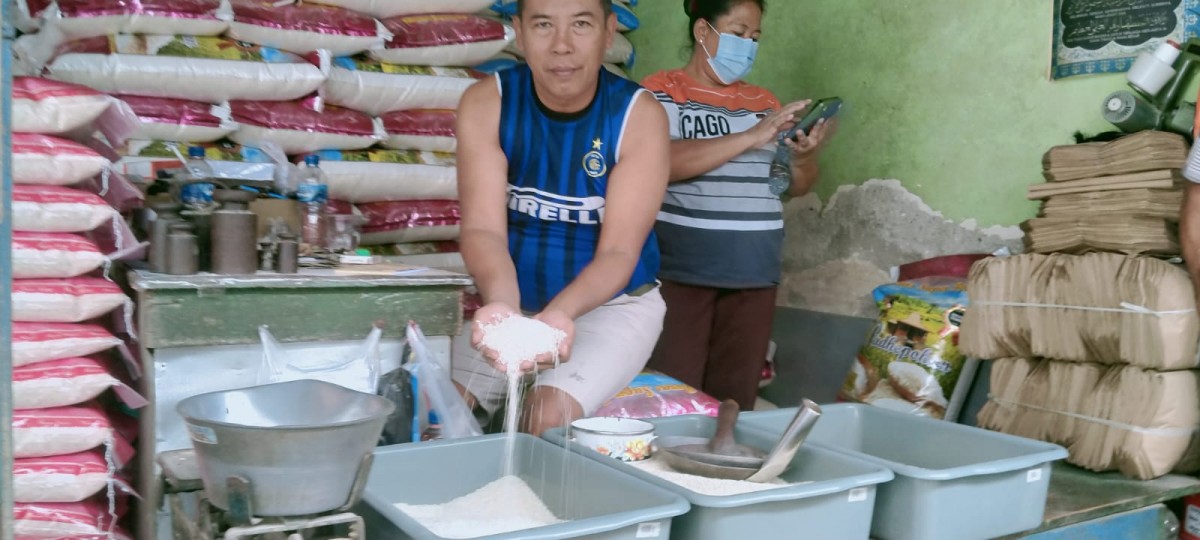 Pedagang beras di Pasar Citra Niaga Jombang. (Foto: Elok Aprianto/jatimnow.com)