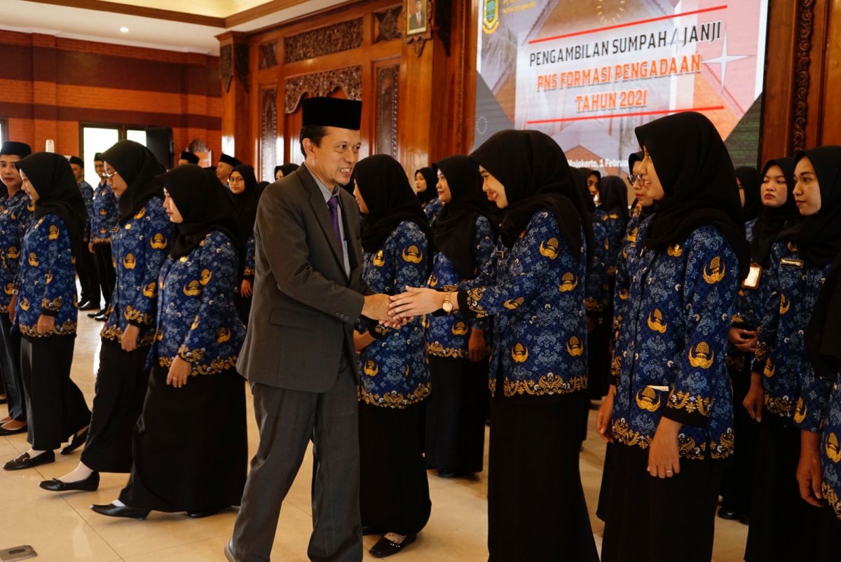 Kepala BKPSDM Kota Mojokerto Muhammad Imron memberikan selamat. (Foto: Diskominfo Kota Mojokerto for Kota Mojokerto)