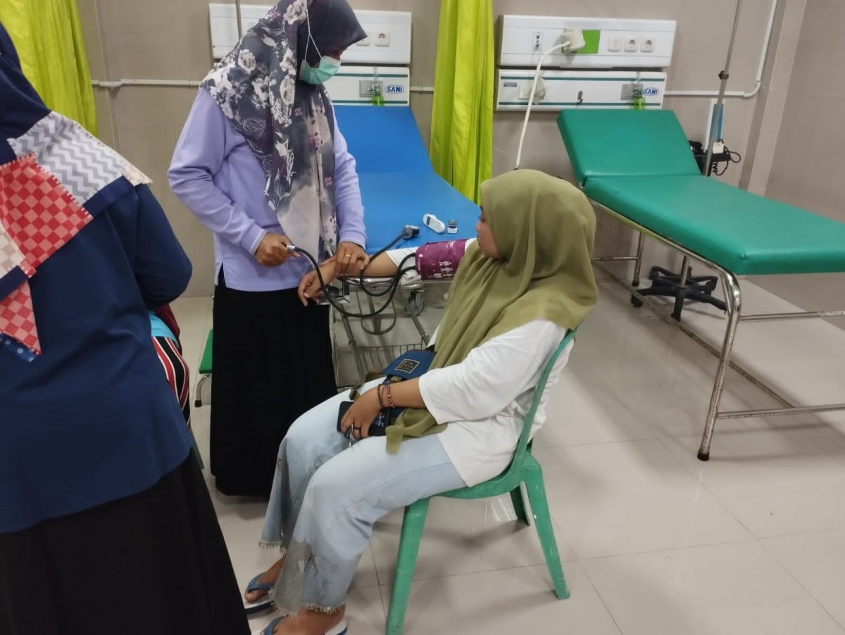 Korban EA mahasiswi saat mendapat perawatan medis seusai di bekap dan dilecehkan begal Payudara Lamongan. (Foto: Humas Polres Lamongan for jatimnow.com)