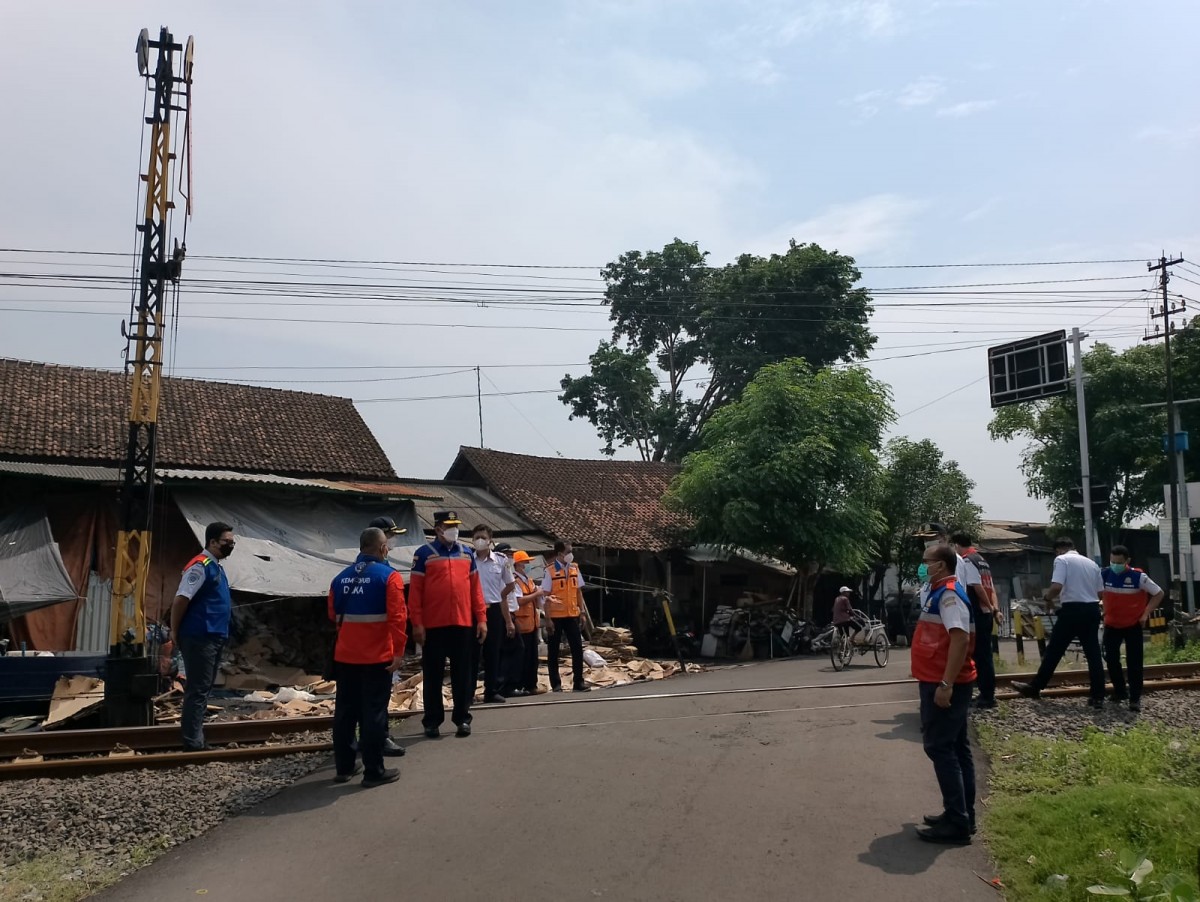 Peninjauan Jl Anjasmoro antara KAI dan Dishub. (Foto: Moch. Rois/jatimnow.com)