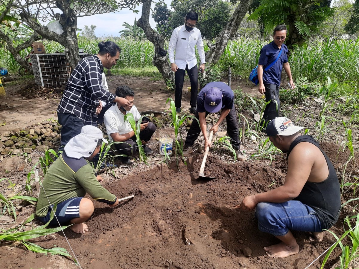 Proses ekskavasi pondasi diduga situs peninggalan Kerajaan Majapahit yang dilakukan warga didampingi arkeolog BPK Wilayah XI Jatim (Foto: Elok Pribadi/jatimnow.com)