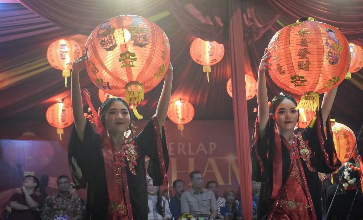 Suasana parade liang liong dan lampion festival Gemerlap Thamrin Bojonegoro. (Foto-foto: Rizki for jatimnow.com)
