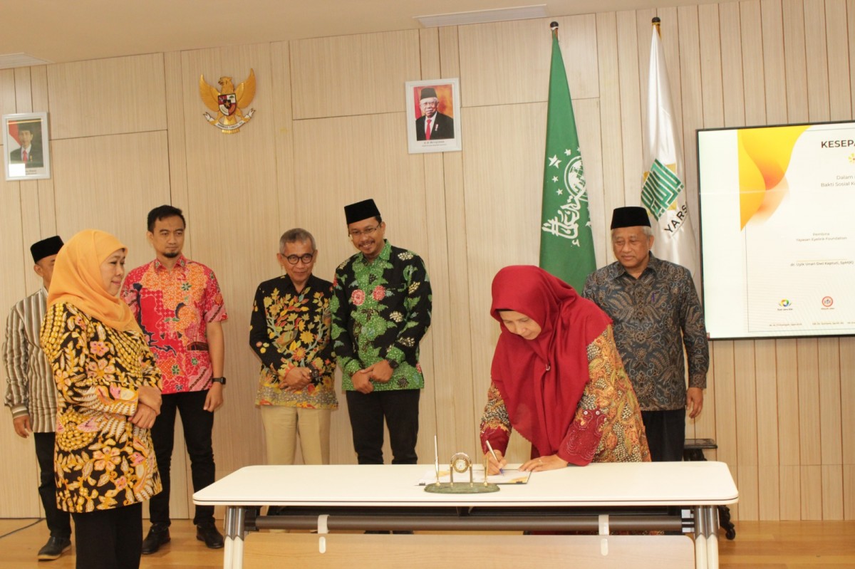 Pembina Eyelink Foundation dr Uyik Unari saat melakukan penandatanganan kerjasama aksi baksos Eyelink Group bersama Pemprov Jatim, RSI, dan Dinkes Jatim (Foto: Ni'am Kurniawan/jatimnow.com)