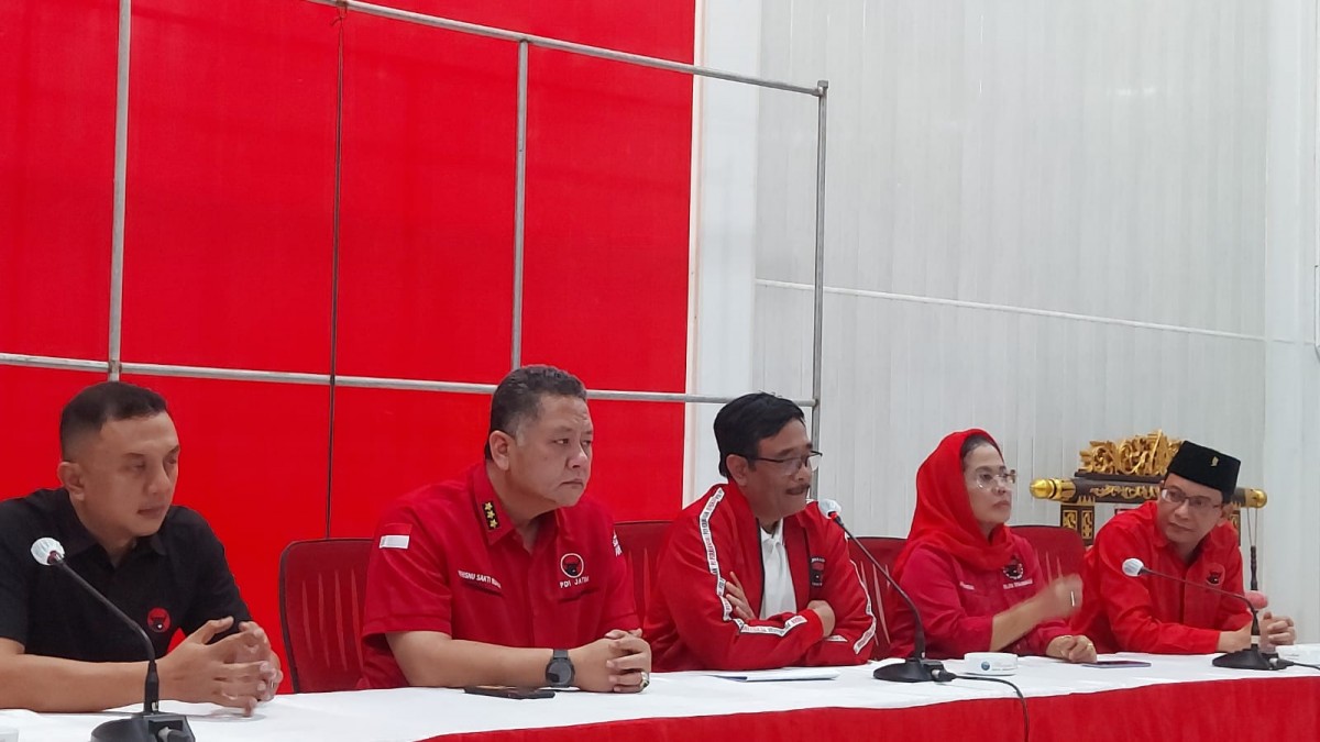 Ketua DPP PDIP Djarot Saiful Hidayat saat memimpin jumpa pers di Kantor DPD Jawa Timur di Surabaya (Foto: Ni'am Kurniawan/jatimnow.com)