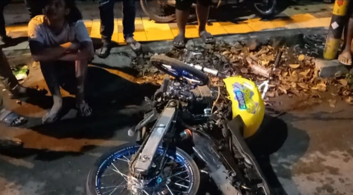 Salah satu remaja yang melakukan balap liar yang dihentikan warga hingga terjatuh.(Foto-foto: Elok Aprianto/jatimnow.com)