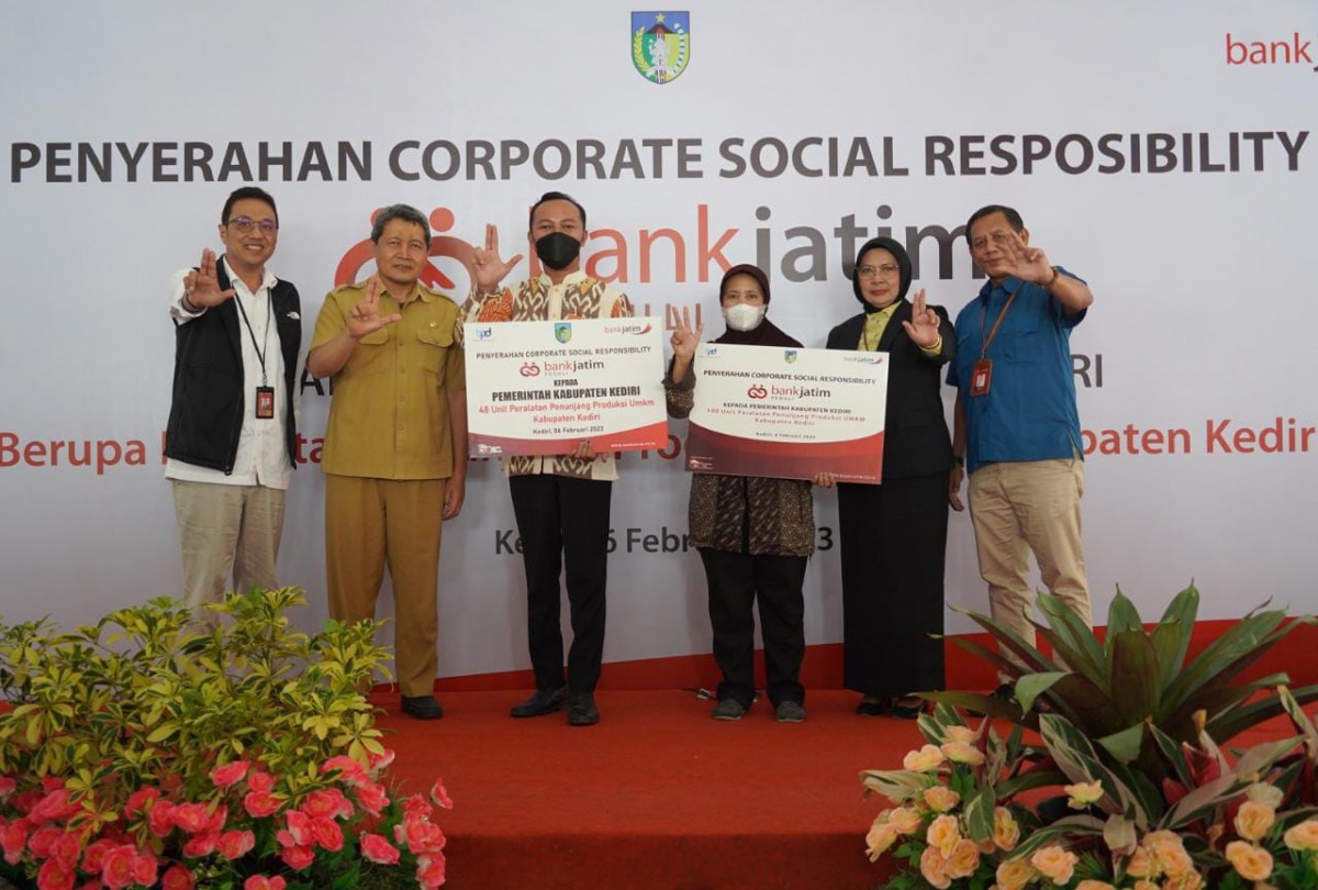 Penyerahan CSR Bank Jatim di Kabupaten Kediri (Foto: Bank Jatim for jatimnow.com)