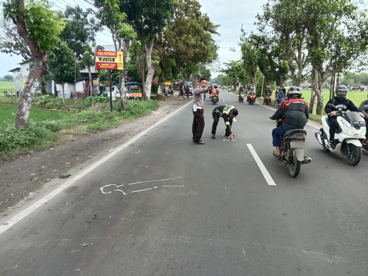 Polisi saat melakukan olah TKP di lokasi kecelakaan (Foto: Satlantas Polres Jombang)