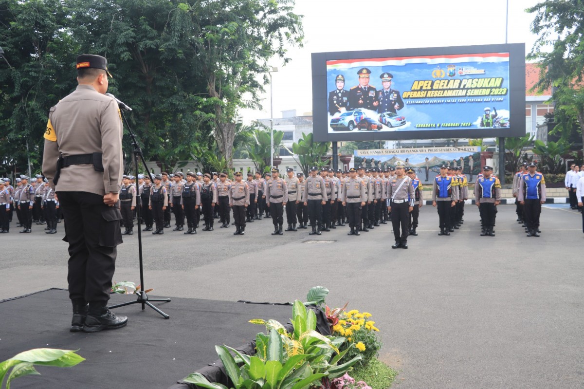Ratusan personel siap laksanakan tilang manual. (Foto: Humas Polrestabes Surabaya)